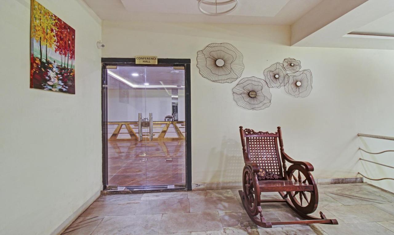 Treebo The Boss Hotel Raipur  Bagian luar foto