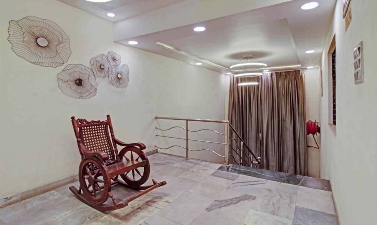 Treebo The Boss Hotel Raipur  Bagian luar foto
